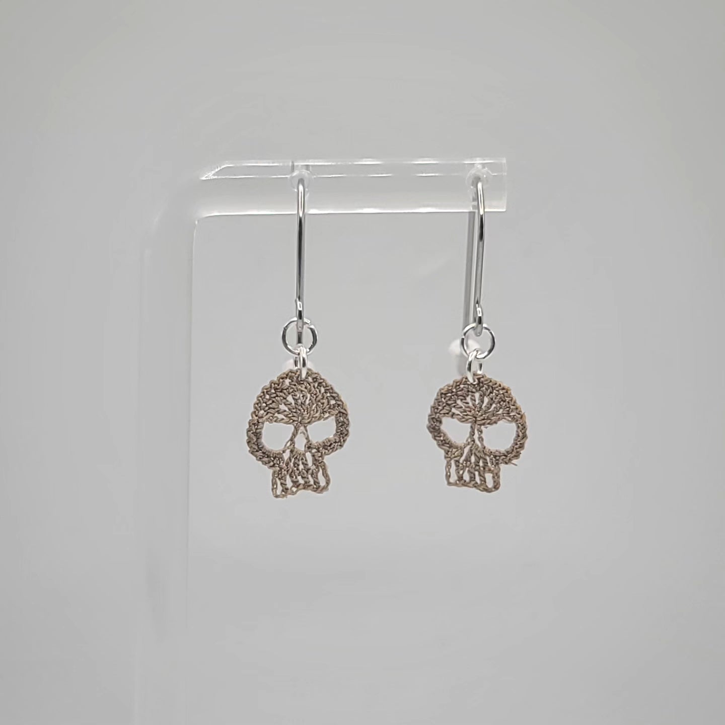 Microcrochet grey skulls (halloween)